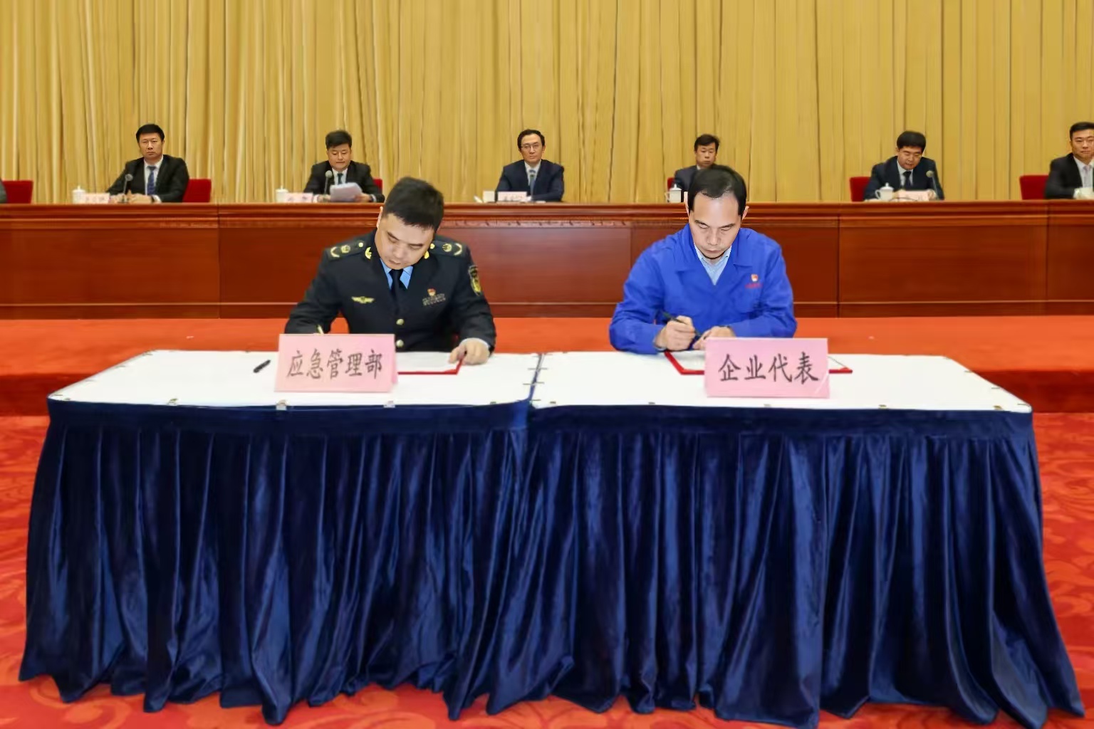 簽訂安全生產(chǎn)責(zé)任狀.jpg 簽訂安全生產(chǎn)責(zé)任狀.jpg